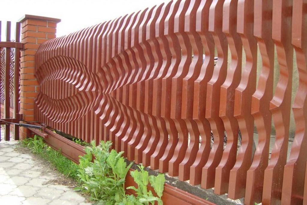 Wooden fence made of figured picket fence