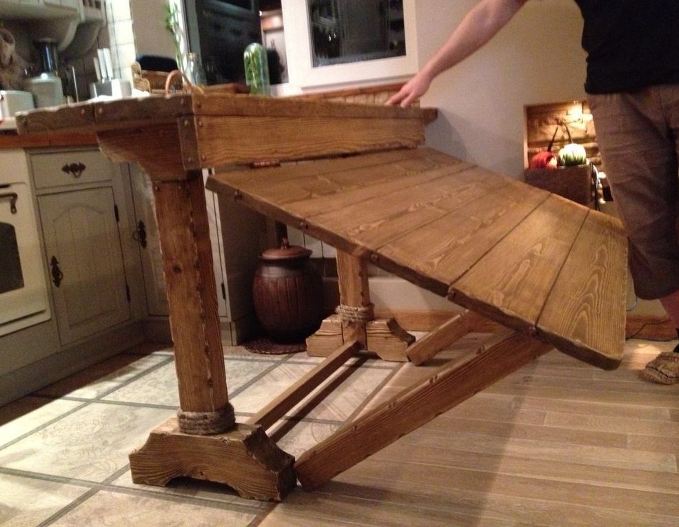 Mesa plegable de madera para una sala de estar de estilo rústico.