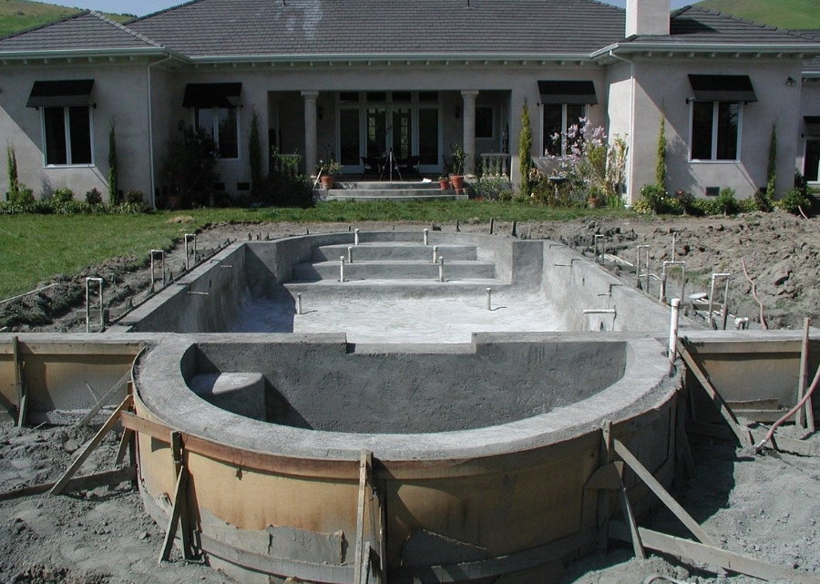 Construção de uma piscina de concreto em uma área suburbana