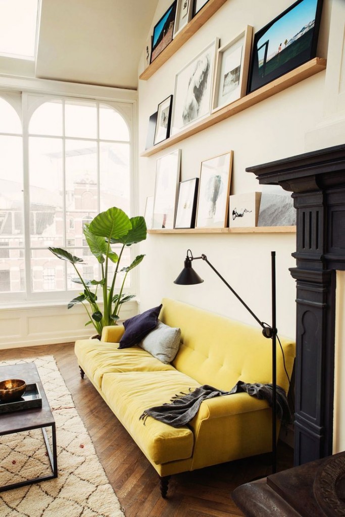 Világos sárga kanapé egy magánház nappali szobájában