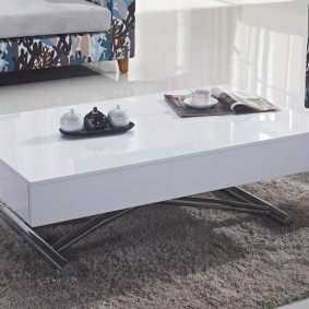 Tavolino bianco con piano pieghevole