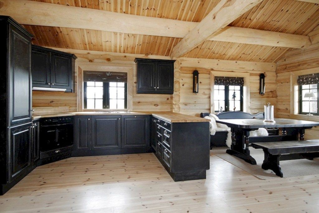 Đồ nội thất tối màu trong phòng khách nhà bếp của một ngôi nhà gỗ