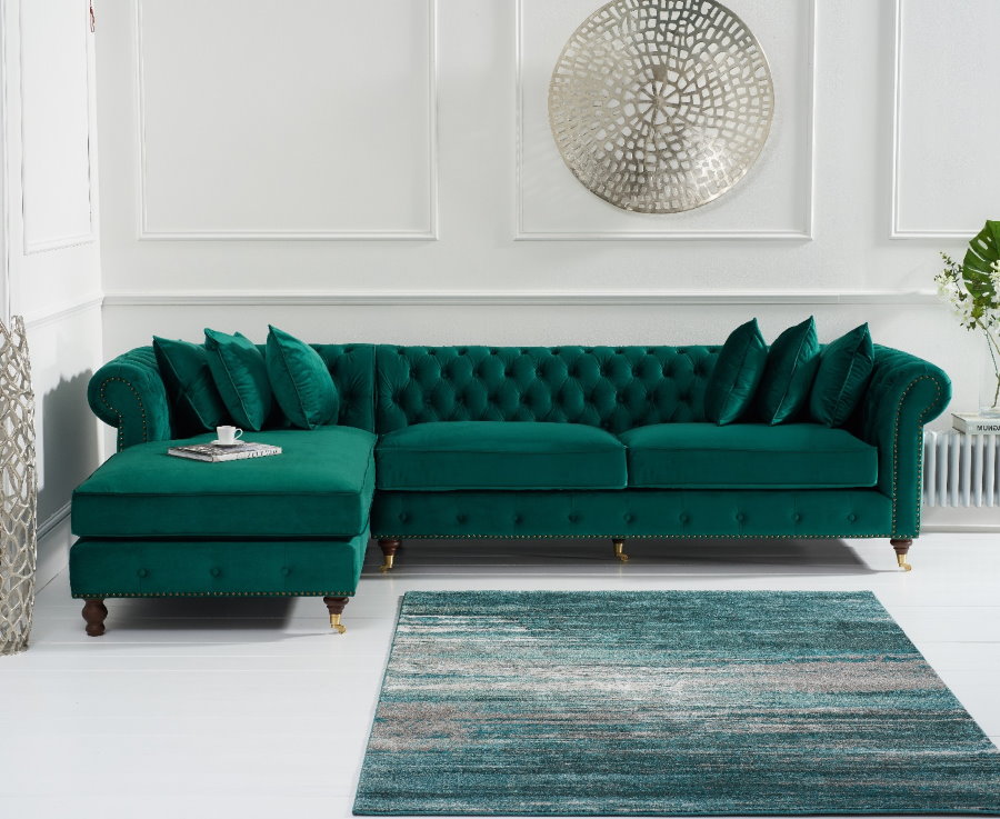 Sofa góc màu ngọc lục bảo trong phòng trắng