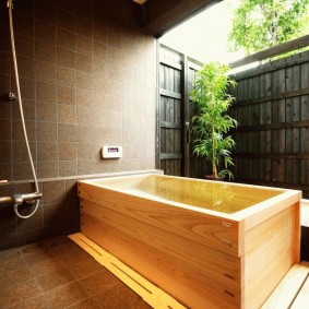 interiér koupelny v japonském stylu