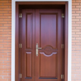 opções de fotos de porta de madeira de entrada