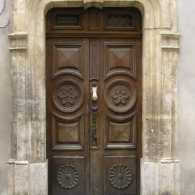 idéias de decoração de portas de madeira de entrada
