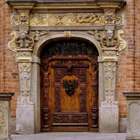 idéias de decoração de porta de madeira de entrada