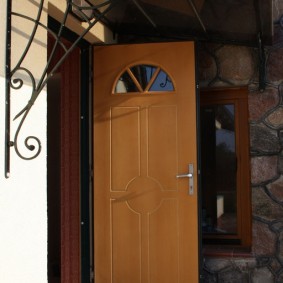 decorazione della foto della porta di legno dell'entrata
