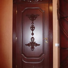 vstupné drevené dvere dizajnová fotografia