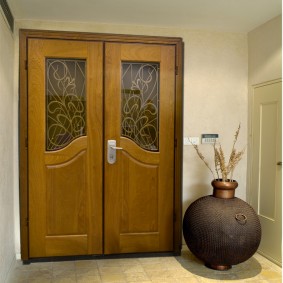 foto van het ingangs houten deurontwerp