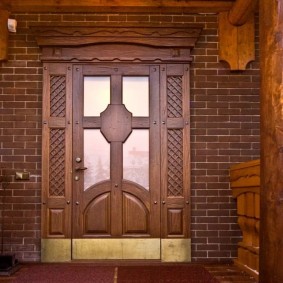 foto della porta di legno dell'entrata
