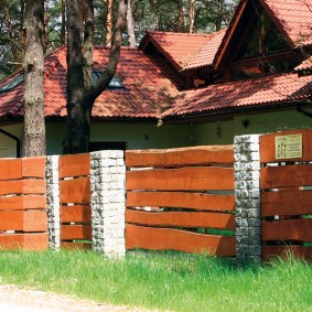 medinė tvora iš akmens ir lentų