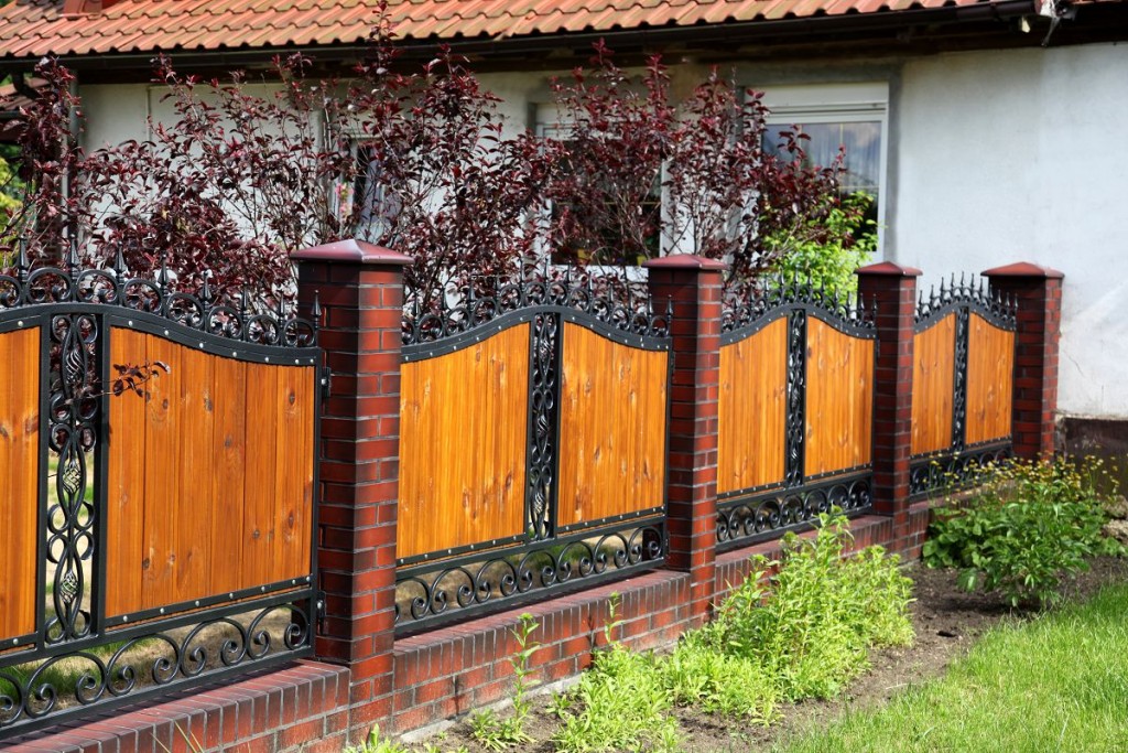 Lacquered boards on a combined type fence