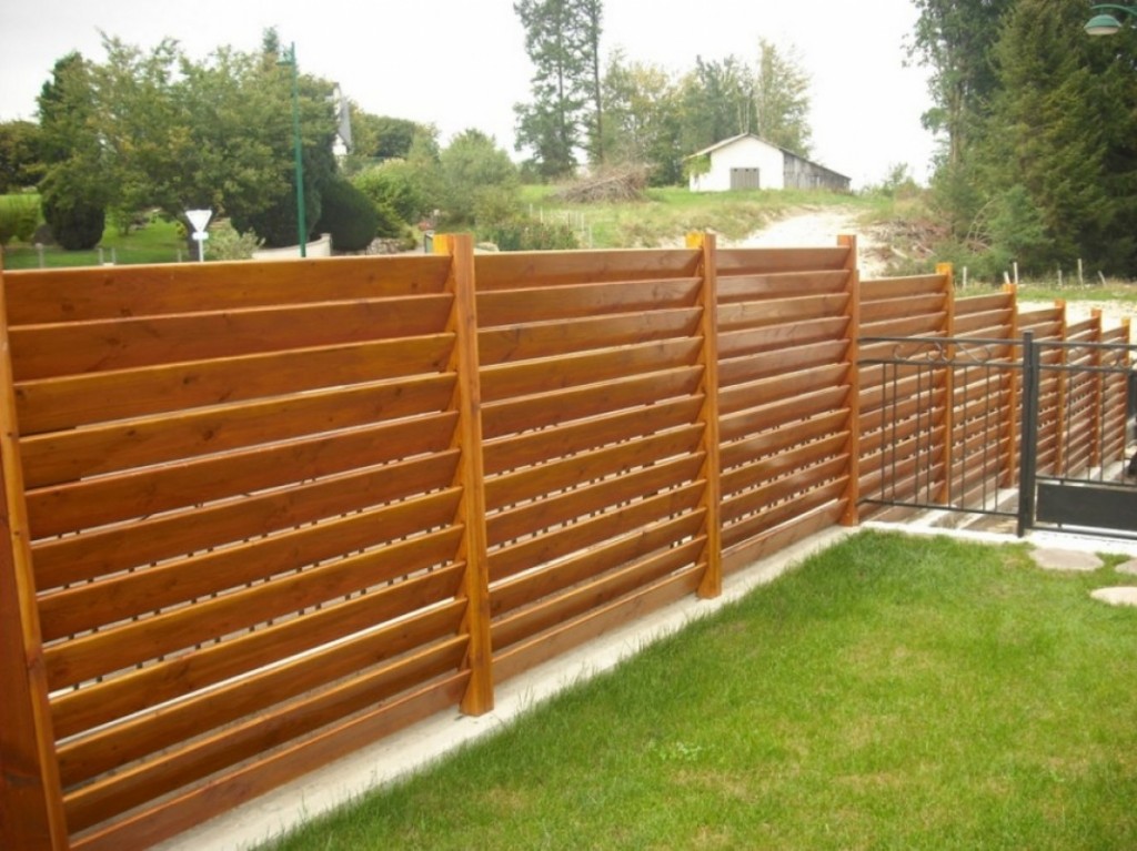 Fence-ladder between adjacent sites