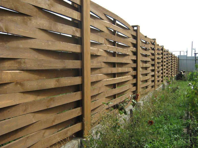 Thin board wattle fence