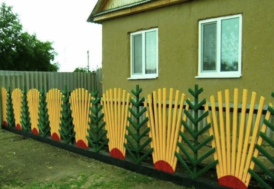 Ένας φωτεινό φράχτη στον μπροστινό κήπο ενός εξοχικού σπιτιού