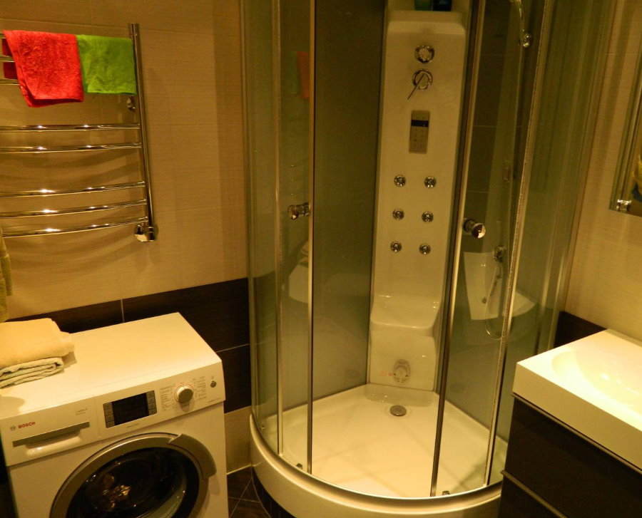 Compacte douchecabine in de badkamer met een wasmachine