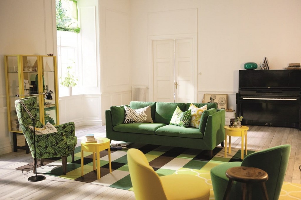 Zöld kanapé, skandináv stílusú belső terekkel