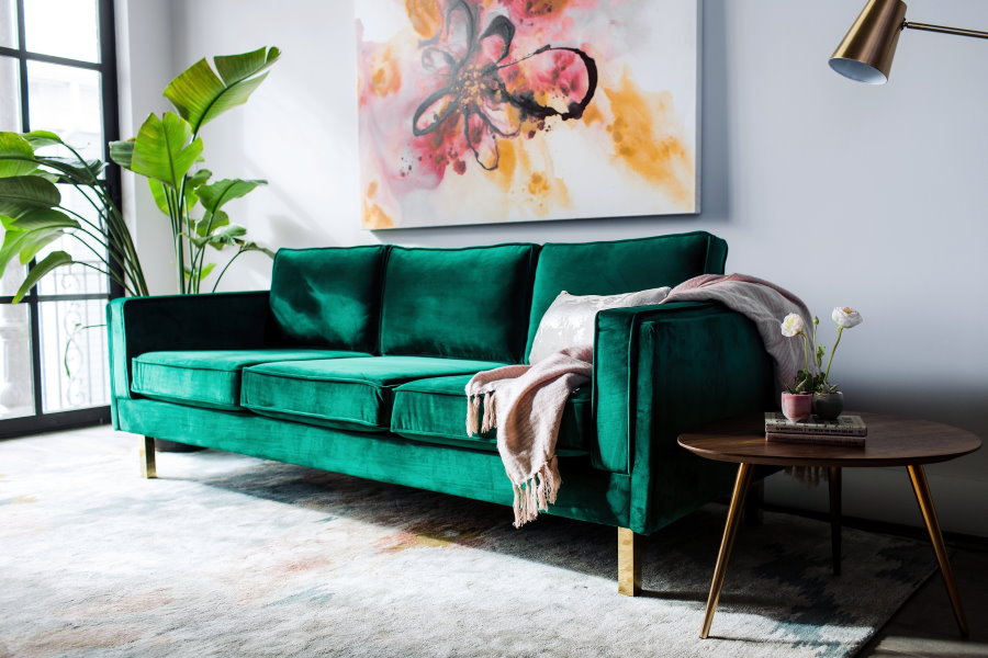 Zaļš dīvāns modernas viesistabas dizainā