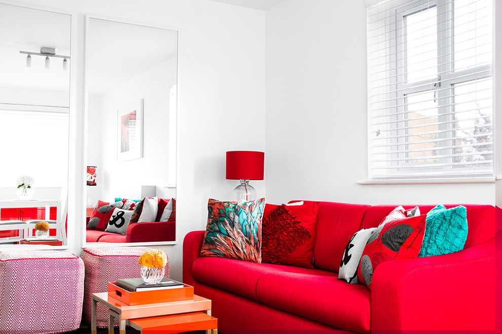 Rød sofa i et hvitt rom