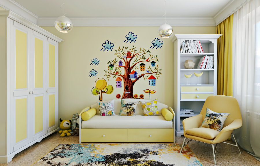 Светло жълт тапет с картина на стената на детската стая