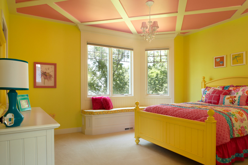 Vaaleanpunainen katto huoneessa, jolla on keltaiset seinät
