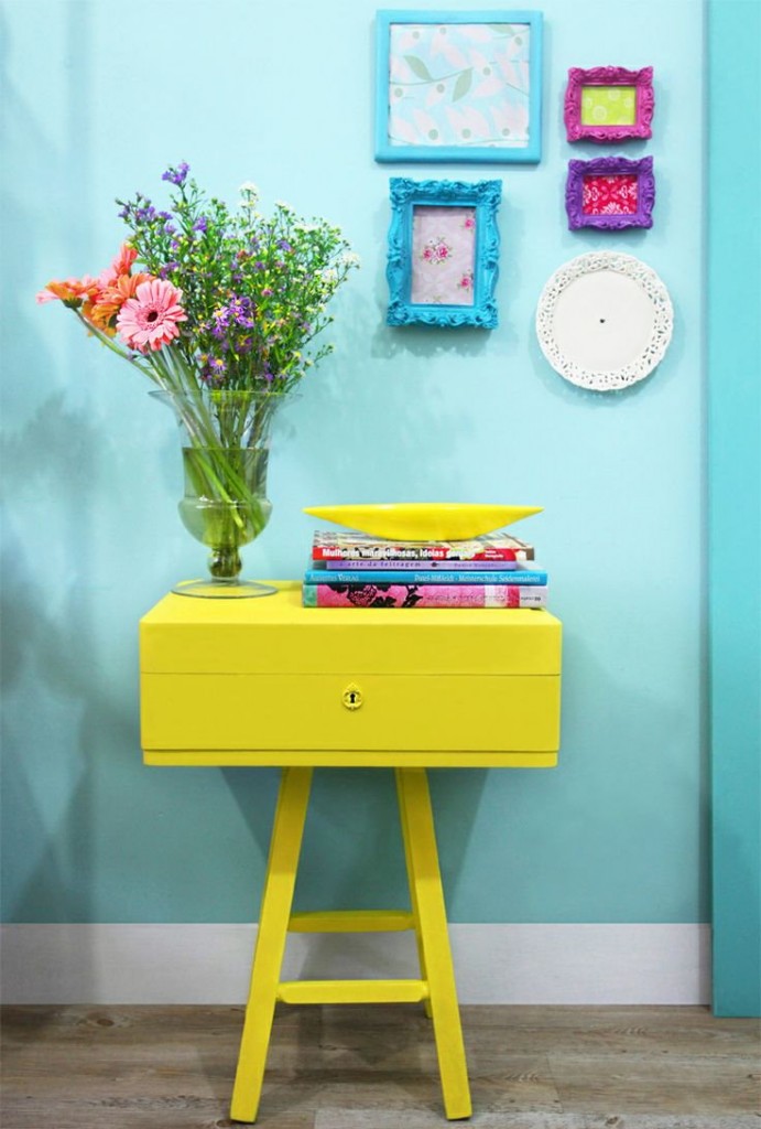 Een combinatie van gele en turquoise kleuren in een kinderkamer