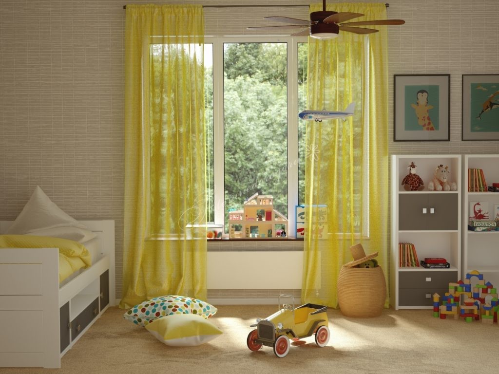 Küçük bir çocuğun odasında sarı tül