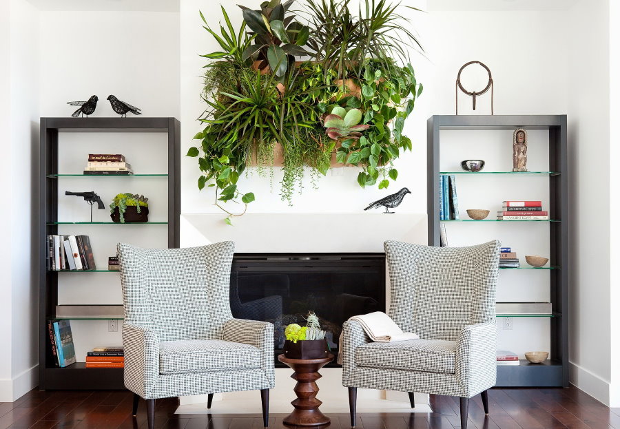 Zitgedeelte in de woonkamer met een levend beeld van groene planten