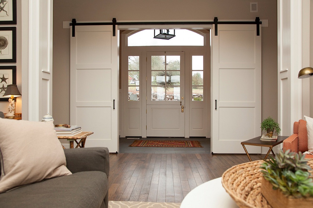 Uși glisante din hambar în holul unei case private