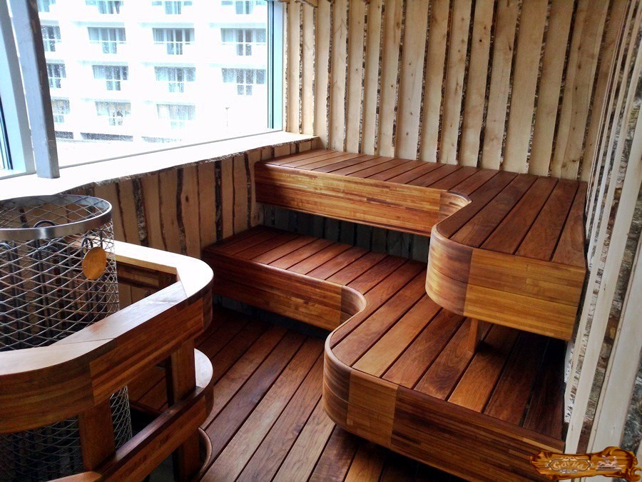 Corturi de lemn în sauna de la balcon