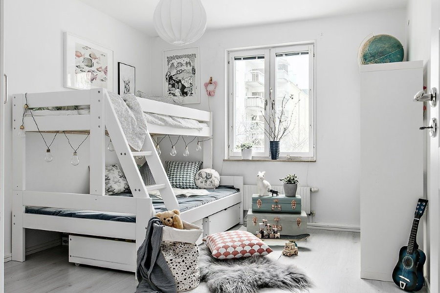 Habitación infantil blanca de estilo escandinavo