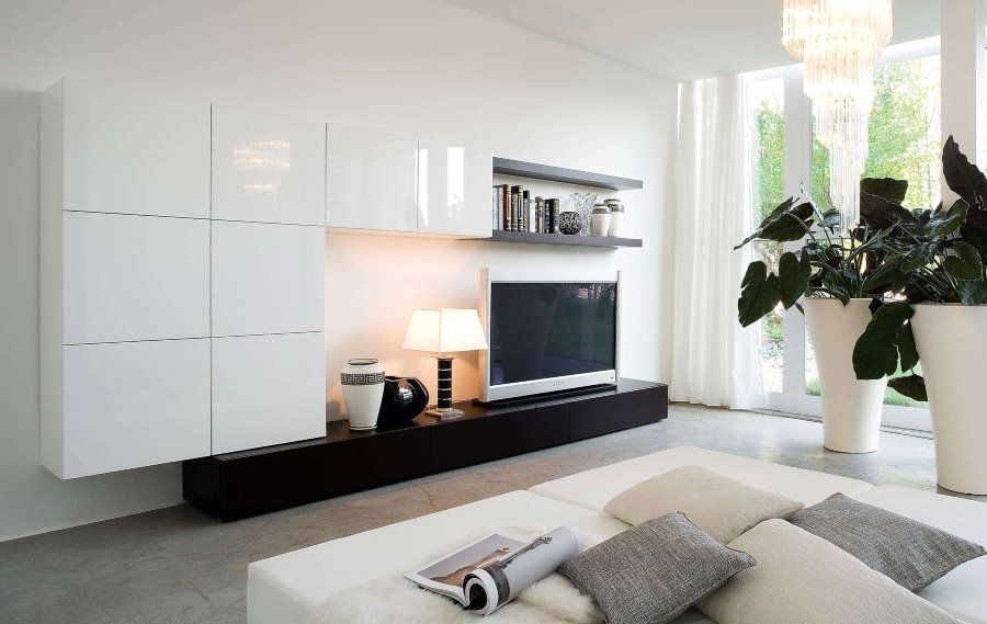 Priestranná obývacia izba s bielou stenou