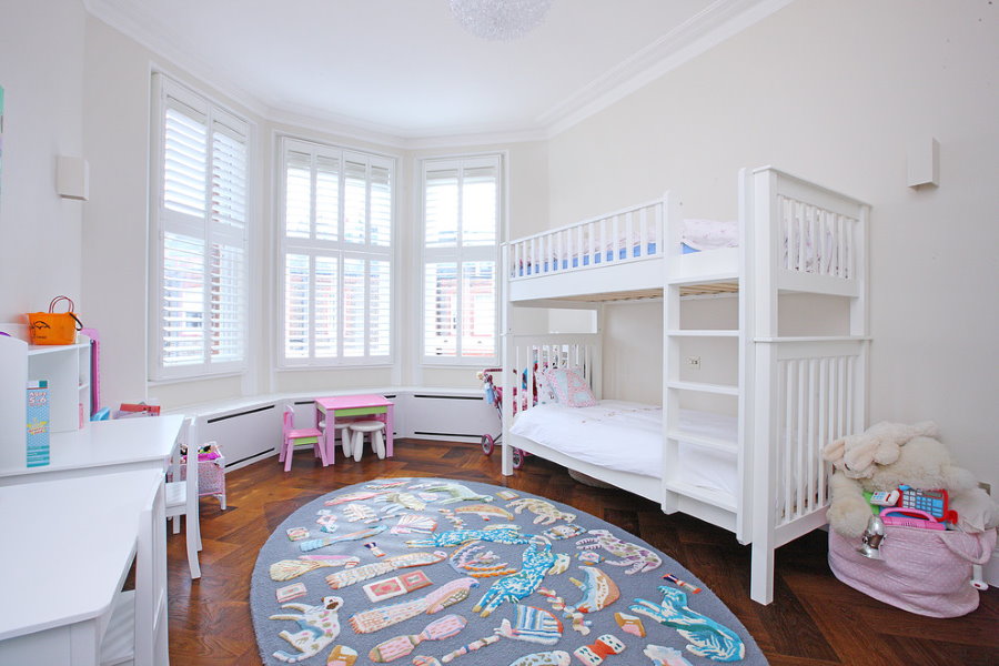 Interiør i et barnerom med hvite møbler
