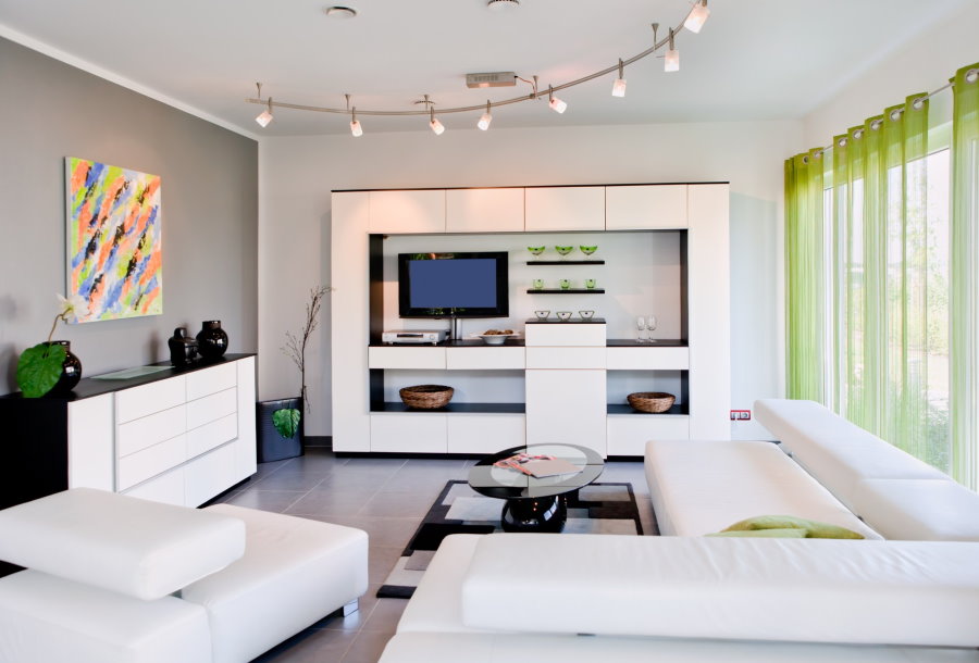 Parede branca brilhante em uma sala de estar de alta tecnologia