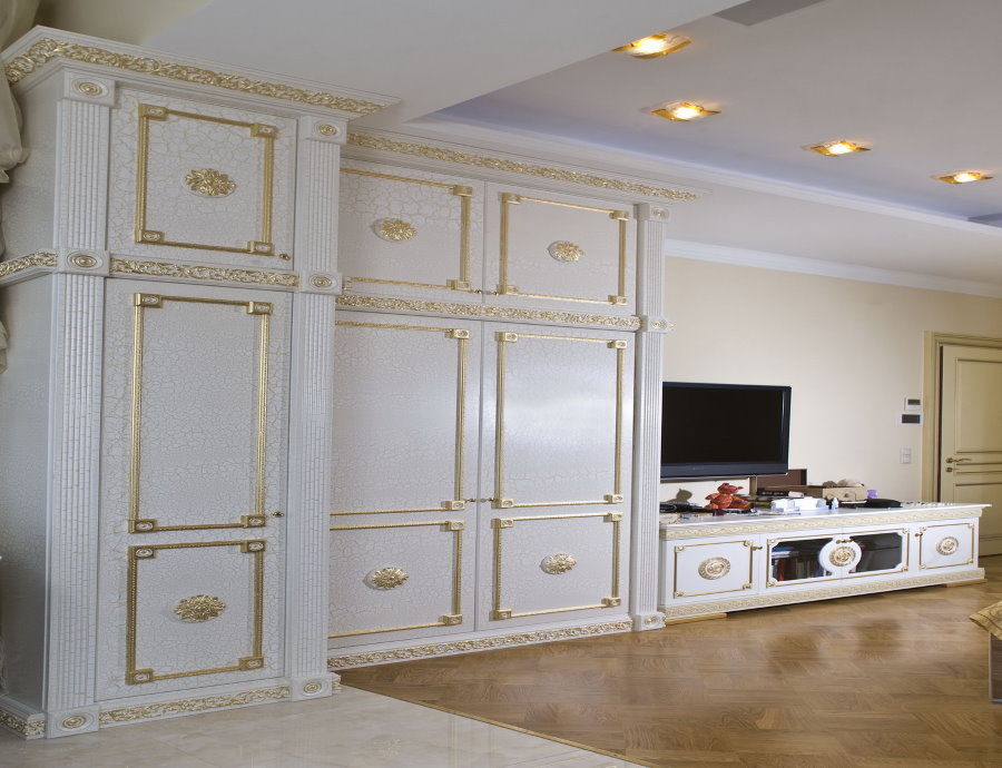Dinding putih dengan gloss di ruang tamu klasik