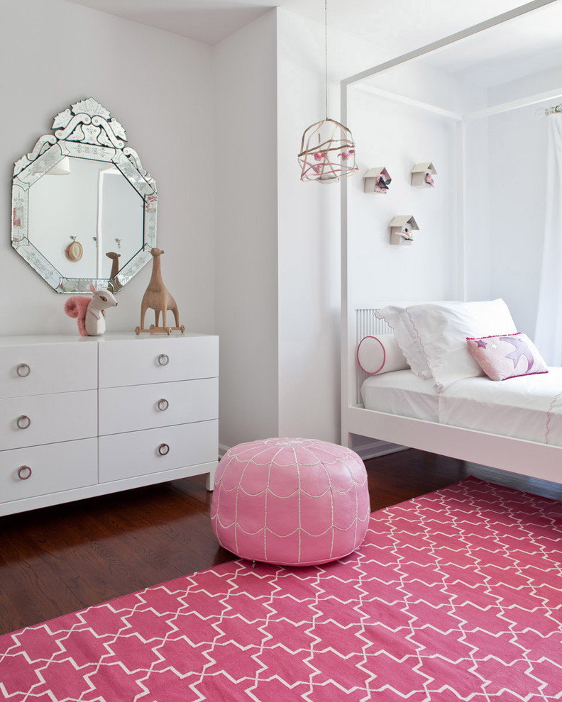 Růžový koberec v místnosti s bílým prádelníkem