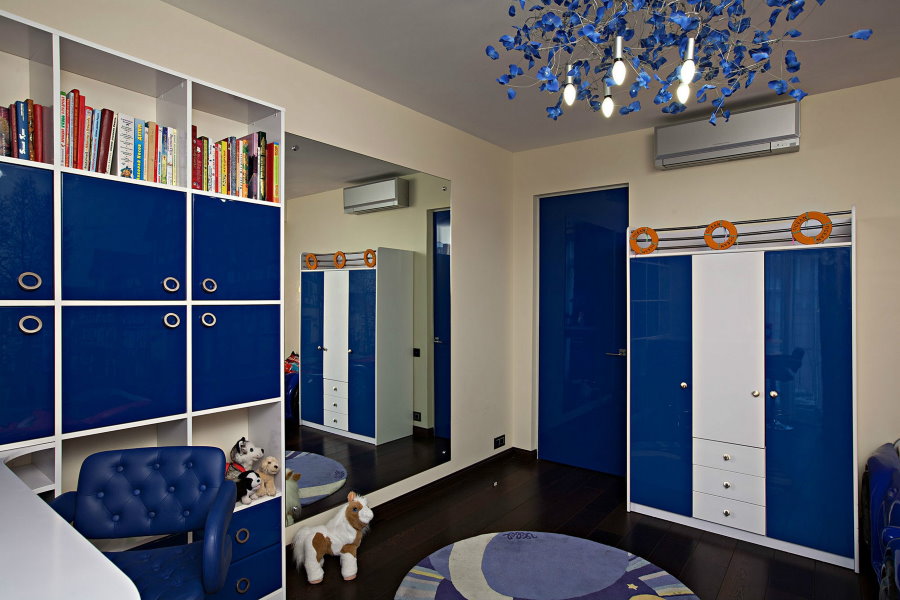 Muebles azules y blancos en la habitación de un estudiante.
