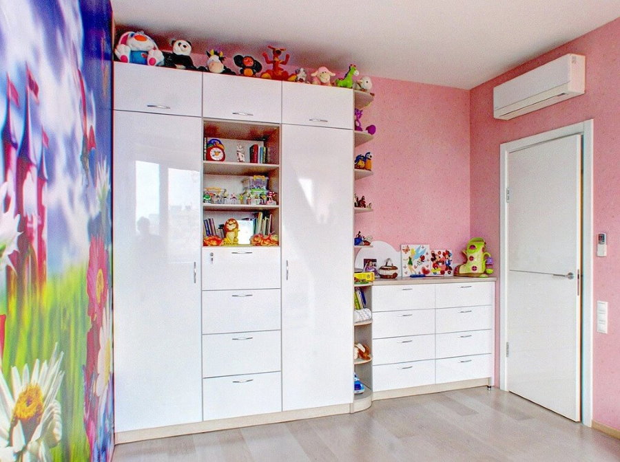 Mobiliário para quarto de uma menina em idade pré-escolar