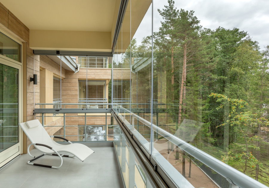 Frameloze balkonbeglazing in een landhuis