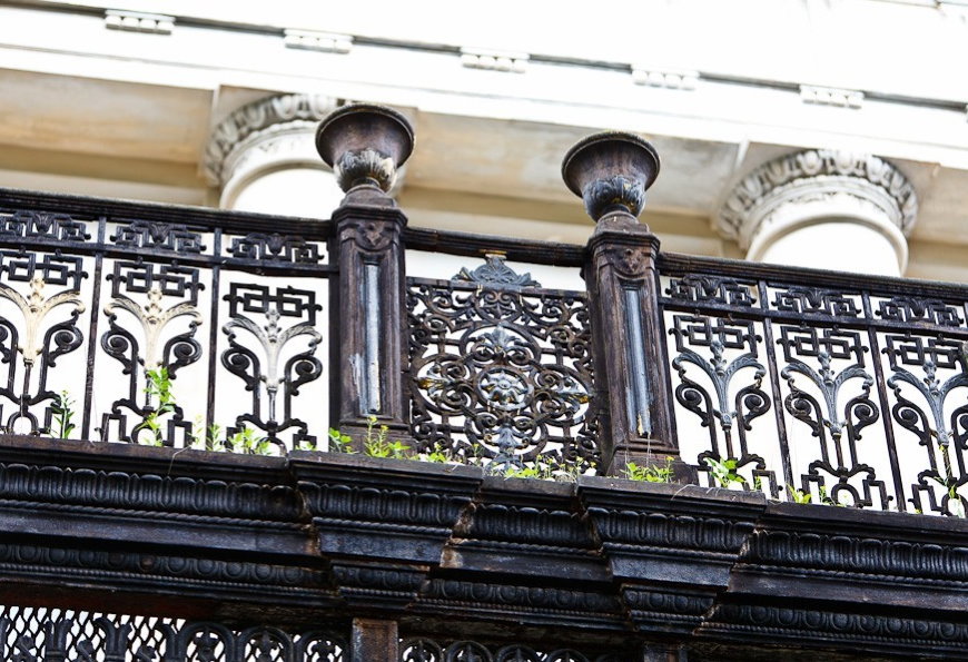Klassiskt balkongräcke i gjutjärn