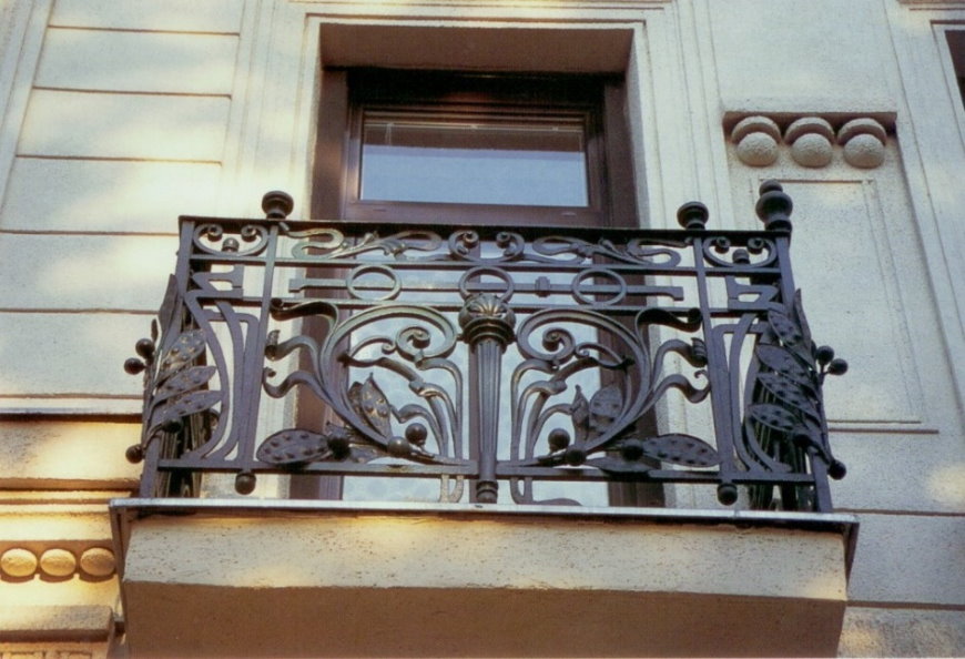Balustrada din fontă pe un balcon mic