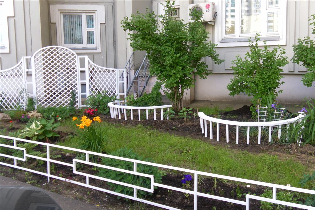 hàng rào trang trí cho giường hoa