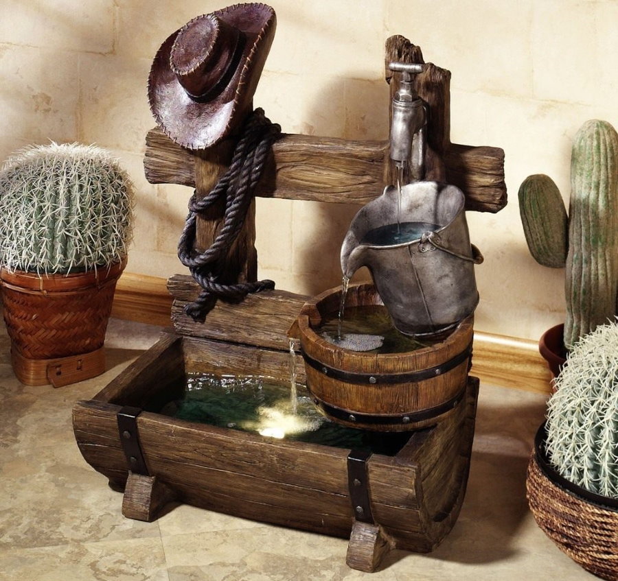 Hölzerner dekorativer Brunnen auf einer Tabelle in der Halle
