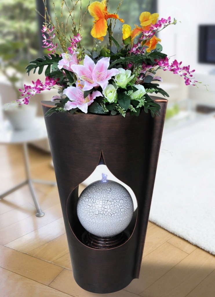 Stalo fontanas vazos pavidalu su gėlėmis