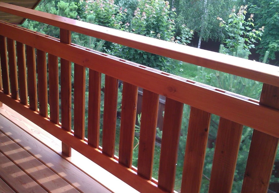 Balkoni loteng dengan pagar kayu