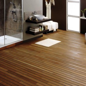 piso de madera en el baño