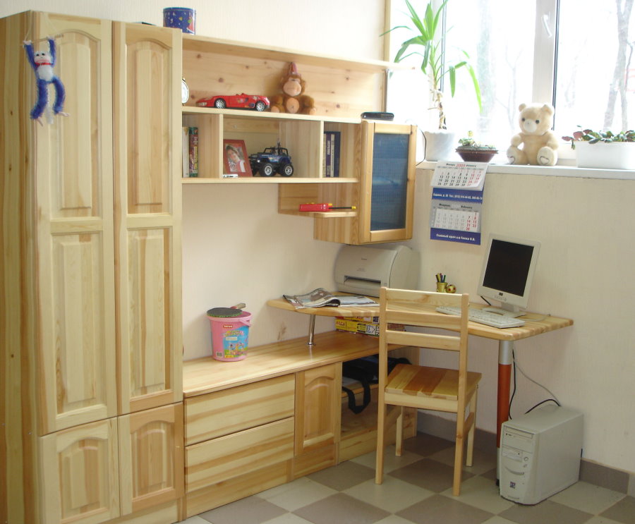 Móveis de madeira infantil para uma pequena sala
