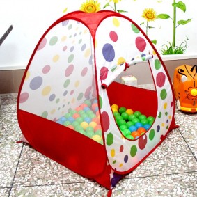 tenda per bambini con palline