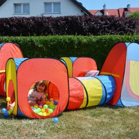 casa infantil com um túnel com bolas